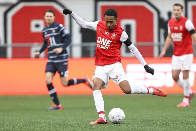 通过与托马 通过与托马